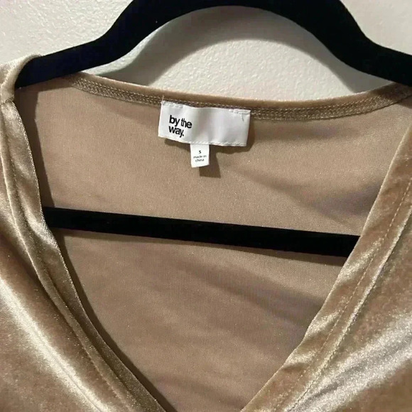 5/$25 🎀 By the Way Revolve Golden Velvet Wrap Crop  Top S - Picture 5 of 6